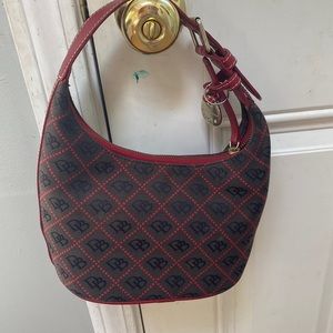 Small Dooney & Burke purse in gently used condition